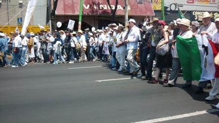 Jorge Sicilia caminó por Eje Central en la última fase de su Marcha por la Paz