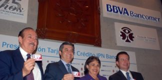 Mario Gómez Galvarriato, presidente de Fundación Politécnico, Héctor Paniagua Patiño, director general de Crédito al Consumo de BBVA Bancomer, el director general de BBVA Bancomer, Ignacio Deschamps y la doctoraYoloxóchitl Bustamante Díez, directora general del IPN