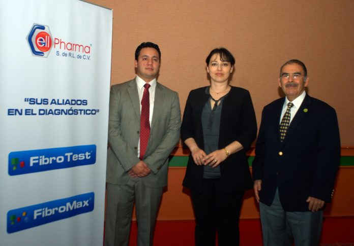 La Dra. Mona Monteneu, directora científica de los laboratorios Bioprevent en conferencia sobre la importancia de la prevención en padecimientos hepáticos.