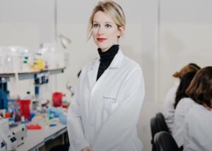 Elizabeth Holmes, CEO de Theranos, deberá cumplir su sentencia a partir de abril de 2023. 