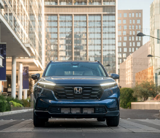 Honda, aunque es un gran fabricante, no tiene la misma escala que gigantes como Toyota, lo que dificulta la optimización de costos en la producción de nuevas tecnologías.