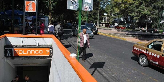 Se separan dos vagones de la línea 7 del Metro