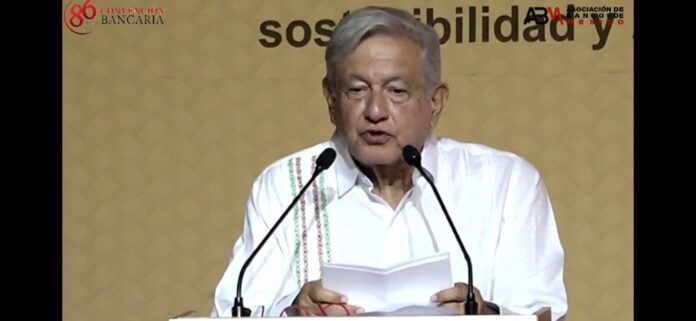 “Sigan obteniendo utilidades legítimas y razonables”; AMLO a Banqueros