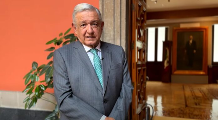 Reaparece AMLO en video en el Palacio Nacional.