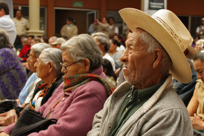 Los derechohabientes del Instituto Mexicano del Seguro Social (IMSS), que residan fuera de México y que estén