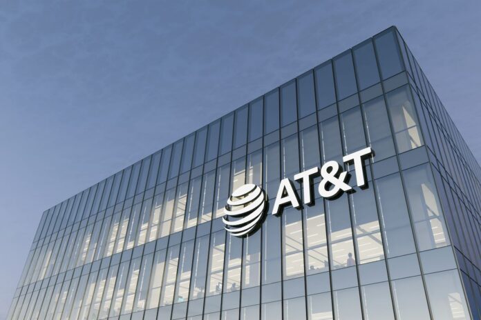 Caen acciones de AT&T a su nivel más bajo en treinta años