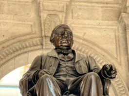 Estatua del presidente Benito Juárez en Palacio Nacional