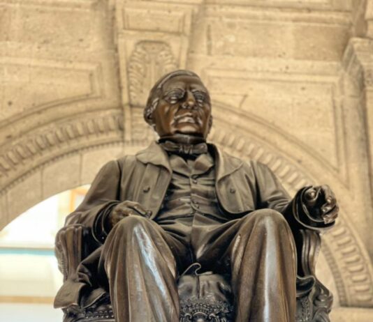 Estatua del presidente Benito Juárez en Palacio Nacional