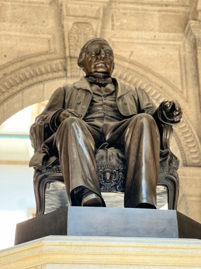 Estatua del presidente Benito Juárez en Palacio Nacional