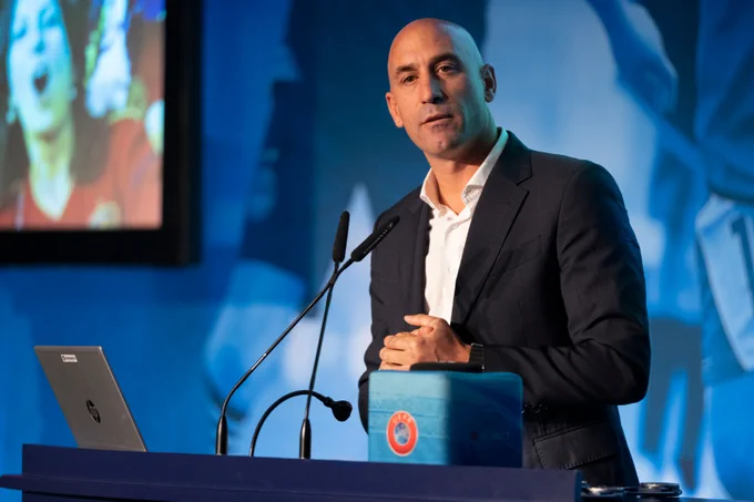 FIFA suspende Luis Rubiales por tres años.