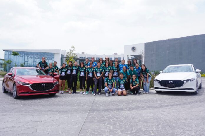 Mazda entregó autos a futbolistas de León.