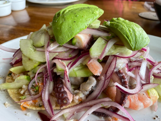 Tostada de pulpo y camarón