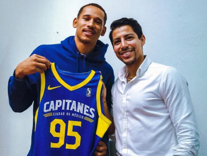 Juan Toscano junto a Pery Meza, exjugador y directivo de Capitanes.