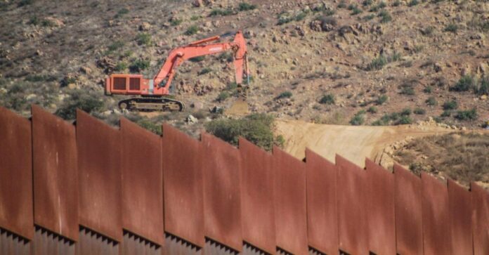 Respecto a la propuesta que se hizo pública el pasado 04 de octubre para la construcción de un muro fronterizo en el sur de Texas,