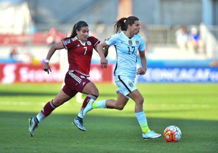 Nayeli Rangel y Tobin Heath en un duelo entre México y Estados Unidos. / Foto: @USWNT