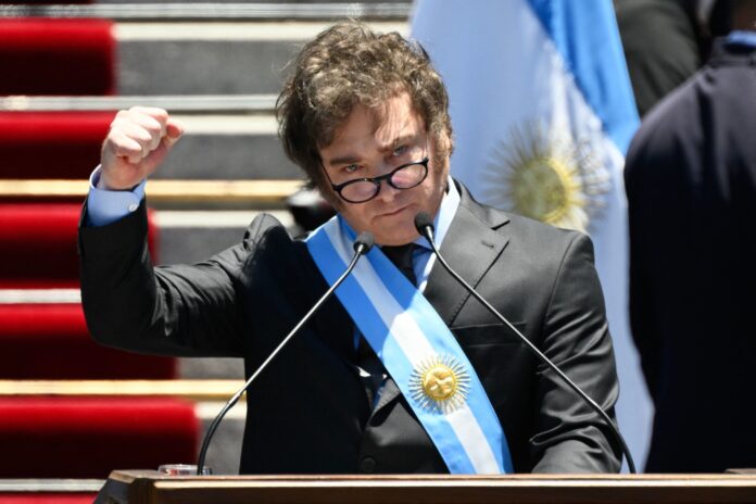 era la asunción del presidente Javier Milei. Recuerdo que en el momento donde se le entregó el bastón y la banda presidencial,