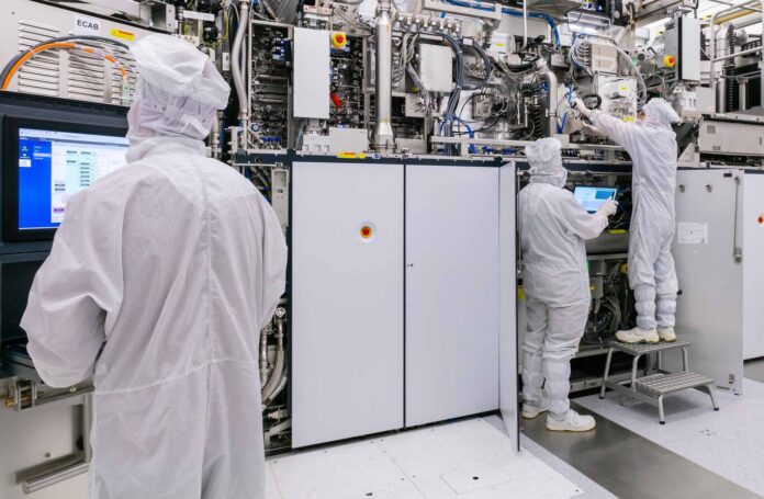 Prepara ASML lanzamiento de su nueva máquina "High NA EUV"