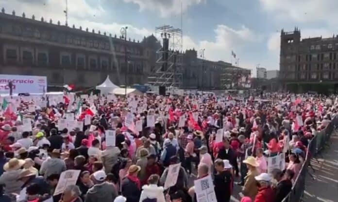 Convocatoria a "Marcha rosa" por la democracia logra llenar el Zócalo de la Ciudad de México