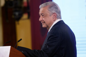 El presidente Andrés Manuel López Obrador reveló hoy que en uno de los capítulos de su nuevo libro, titulado ¡Gracias! documenta cómo la enemistad entre Enrique Peña Nieto y algunos empresarios se rompió a partir de la eliminación del régimen de consolidación fiscal del Impuesto sobre la Renta (ISR) que, durante los gobiernos panistas, permitió que muchas empresas disminuyeran su tasa efectiva de impuestos con estrategias como la compra de compañía con números rojos, el diferimiento en el pago de impuestos para constituir créditos fiscales.