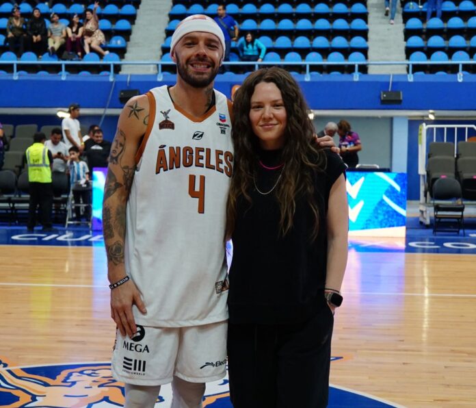 Jesse Huerta debuta como basquetbolista profesional a los 41 años. / Foto: @AngelesCDMexico