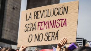 nos habló sobre los orígenes del feminismo, sus bases y los planteamiento que esta teoría hace acerca de temas como el amor