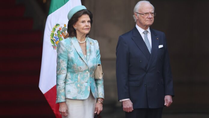 Después de la reunión privada, el jefe del Ejecutivo federal ofreció a los monarcas suecos un recorrido guiado por los murales de Palacio Nacional.