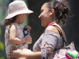 Enfrentan madres mexicanas desafíos para maternar y participar en el mercado laboral