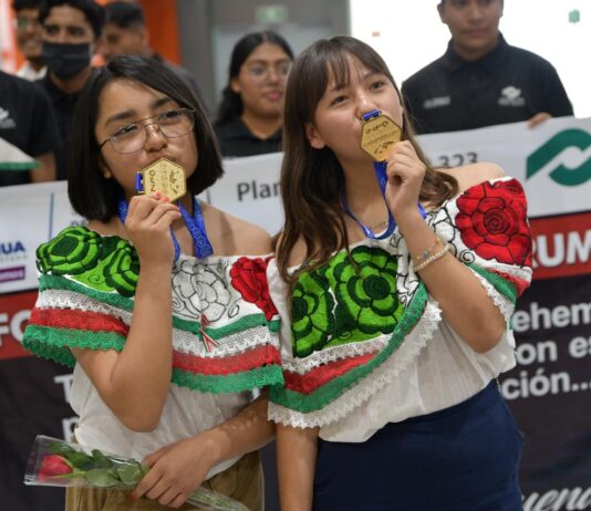 Alejandra Espinosa González y Gema Vianey Guerrero Minjarez, estudiantes de la carrera de Ciencia de Datos e Inteligencia Artificial, del Colegio Nacional de Educación Profesional Técnica (CONALEP) de Chihuahua,