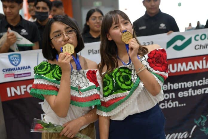 Alejandra Espinosa González y Gema Vianey Guerrero Minjarez, estudiantes de la carrera de Ciencia de Datos e Inteligencia Artificial, del Colegio Nacional de Educación Profesional Técnica (CONALEP) de Chihuahua,