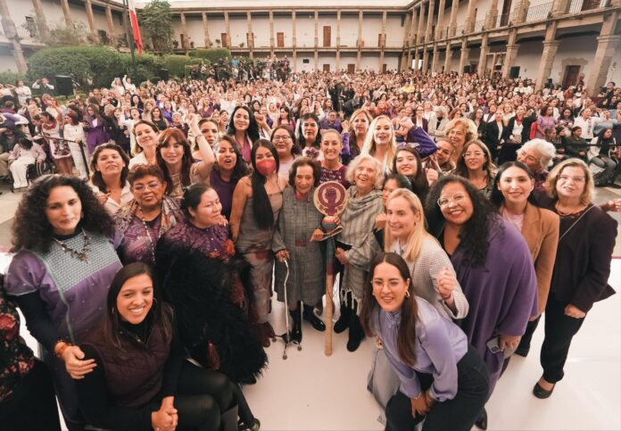 Entregan “bastón de mando de las mujeres” a Claudia Sheinbaum 