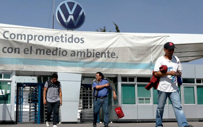 Gobierno de EU presenta queja contra Volkswagen Puebla por violar derechos laborales