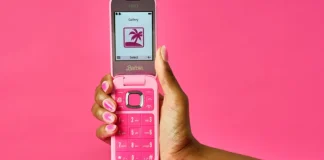 HMD Global agregó que el telefono contará con un teclado de color rosa Barbie y diseños ocultos con palmeras, corazones y flamencos que se iluminan