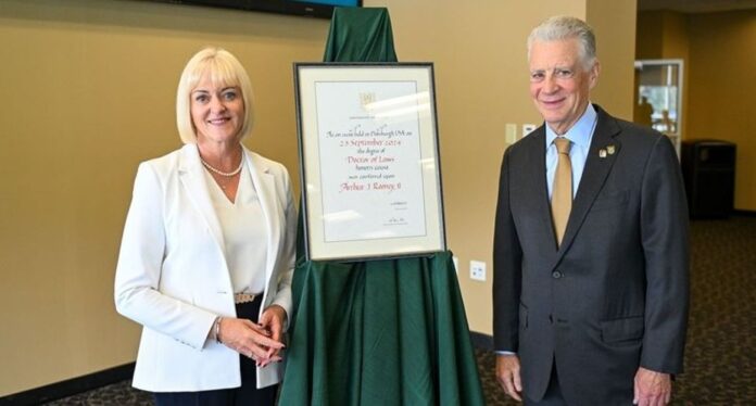 Art Rooney II, presidente de los Steelers de la NFL, recibió título honorífico de la Universidad de Exeter, por sus logros en el mundo deportivo y empresarial, así como por el impacto que ha tenido su filantropía, particularmente en la comunidad de Pittsburgh.