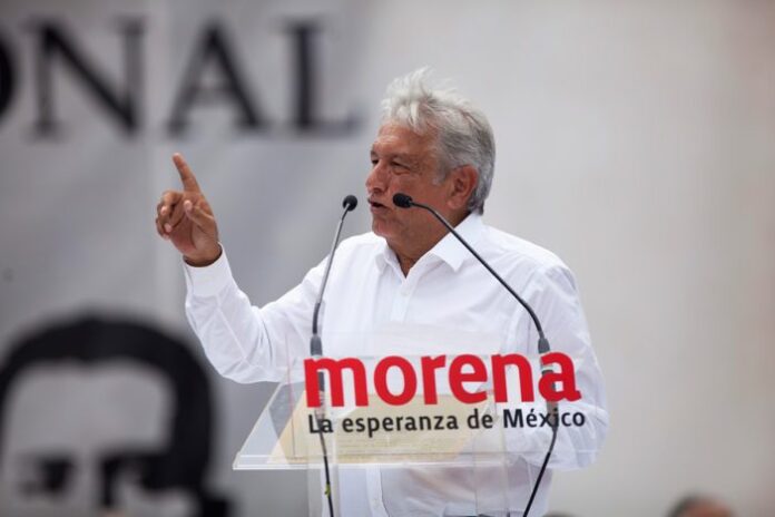 Renuncia presidente López Obrador a Morena