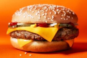 Crisis en McDonald's: Brote de E. coli provoca caída del 5% en acciones