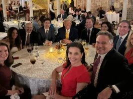 Desesperado por amenaza de guerra de aranceles, Trump viaja a Florida para hablar con Trump. En redes sociales comparten la foto del encuentro en medio de un festejo.