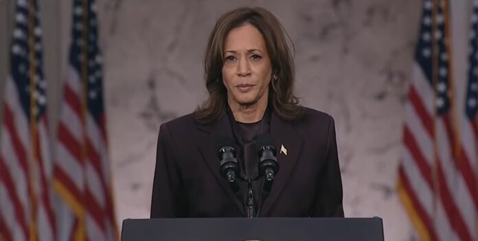 Kamala Harris, reapareció visiblemente conmovida y con voz entrecortada para reconocer el triunfo de Donald Trump,