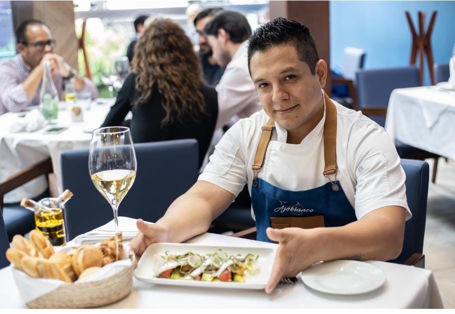 Manuel Victoria, chef al mando de Ajoblanco