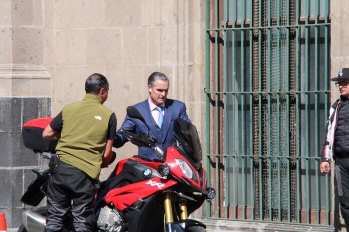 Bernardo Gómez, copresidente de Grupo Televisa y TelevisaUnivision, visitó Palacio Nacional este martes para reunirse con la presidenta