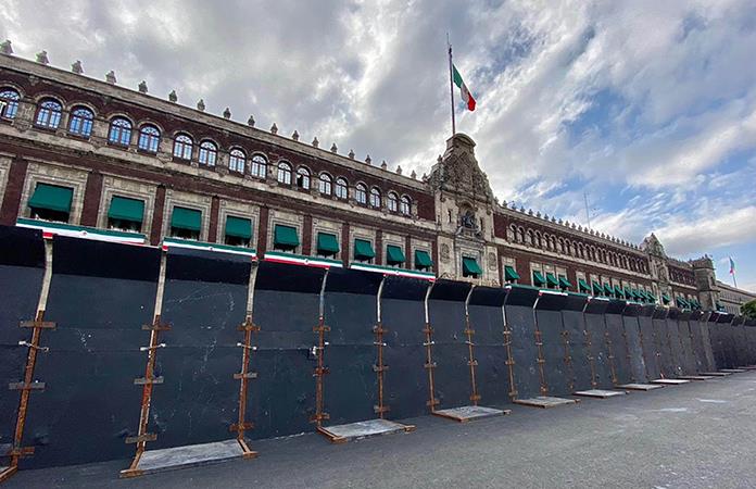 Sheinbaum niega que se proteja más a monumentos que a mujeres con vallas metálicas